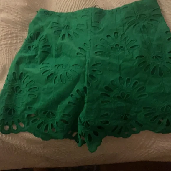 ZARA GREEN EYELET SHORTS - Picture 4 of 5